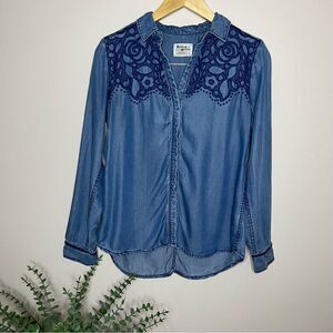 Holding Horses Anthropologie Blue Chambray & Crochet Top Size Small Boho Western